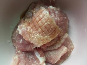 依次加入盐、生抽、花生油腌制半小时。