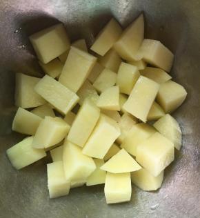 土豆去皮切小块备用。