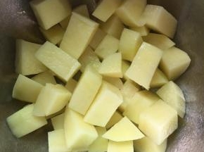 土豆去皮切小块备用。
