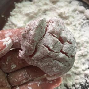 把腌制好的里脊肉拍上薄薄的淀粉。