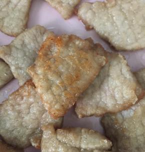 肉片炸好后捞出。