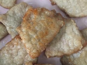 肉片炸好后捞出。