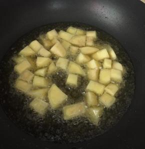 把土豆放进油中继续炸，熟后捞出备用。