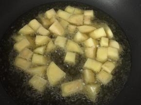 把土豆放进油中继续炸，熟后捞出备用。