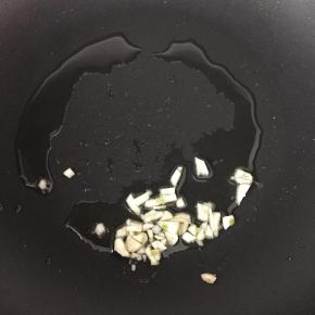 锅里留底油，放入蒜末爆香。