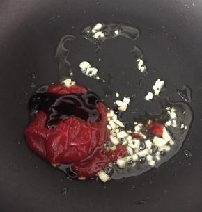 加入番茄酱和蚝油，小火煮一会。