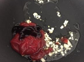 加入番茄酱和蚝油，小火煮一会。