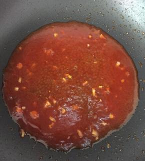 加入适量的水煮开，然后再加水淀粉勾芡。