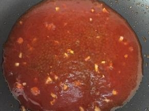 加入适量的水煮开，然后再加水淀粉勾芡。