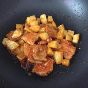 把肉片和土豆倒入锅中，翻炒均匀。