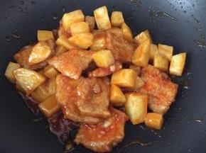 把肉片和土豆倒入锅中，翻炒均匀。