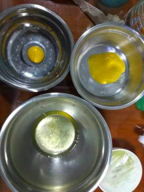 蛋白蛋黄分开，放在无水无油的干净盆子，因为我做两种口味，蛋白一起打发，蛋黄分了两个盆子