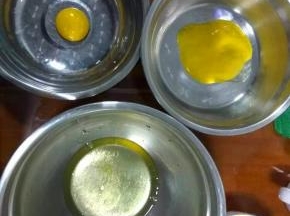 蛋白蛋黄分开，放在无水无油的干净盆子，因为我做两种口味，蛋白一起打发，蛋黄分了两个盆子