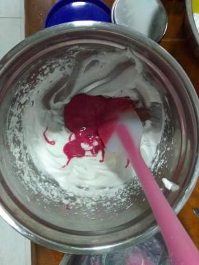 蛋白加入柠檬汁和糖粉，玉米淀粉，蛋白打发至硬性发泡，十分发的状态，加入火龙果糊（蛋白打发可以参照我的菜单“红薯蛋糕”的做法）