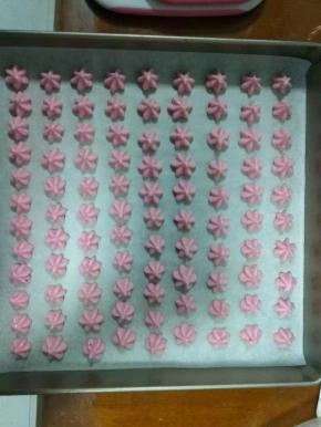 挤上烤盘，一个蛋的量大概能做1个半的28*28的方盘