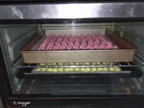 放入烤箱90度上下火烤1个小时，如果做了两盘，可以像我这样放，然后烤到40分钟这样上下调换一下烤盘，烤熟的奶酥应该是一下能拿出来，不会粘纸，如果粘纸的话要延长一下时间