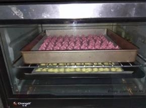 放入烤箱90度上下火烤1个小时，如果做了两盘，可以像我这样放，然后烤到40分钟这样上下调换一下烤盘，烤熟的奶酥应该是一下能拿出来，不会粘纸，如果粘纸的话要延长一下时间