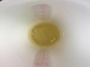 蛋清装入一个无油无水的干净硅胶杯中。