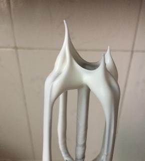 打发蛋白霜，用电动打蛋器高速把蛋清打到粗泡，加入少许柠檬汁和3分之1的细砂糖，当蛋白霜打发至比较细腻时加入第二次砂糖，当蛋白霜出现纹路后加入最后一次的砂糖。最后把蛋白霜打到拉起打蛋头有尖角的状态。