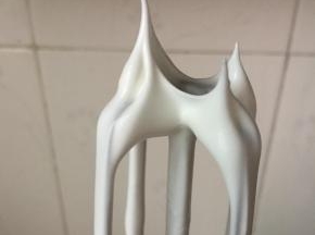 打发蛋白霜，用电动打蛋器高速把蛋清打到粗泡，加入少许柠檬汁和3分之1的细砂糖，当蛋白霜打发至比较细腻时加入第二次砂糖，当蛋白霜出现纹路后加入最后一次的砂糖。最后把蛋白霜打到拉起打蛋头有尖角的状态。