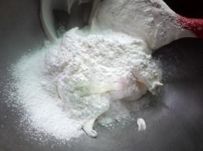 把粉类加入到蛋白霜中，用切拌的方式混合至无明显干粉。
