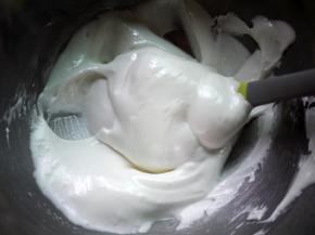 混合好的蛋白霜糊。