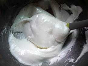 混合好的蛋白霜糊。