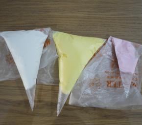 蛋白霜加入食用色素，混合均匀后装入裱花袋备用。