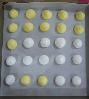 烤盘上铺上油纸，马琳糖的直径约2.5厘米，裱花嘴垂直于烤盘，在努力烤盘1厘米上方挤出一个小圆。