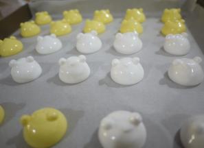 挤完头部后挤耳朵。