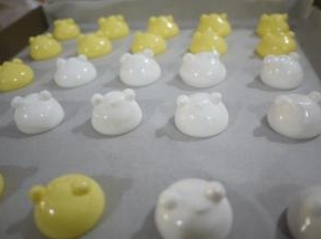 挤完头部后挤耳朵。