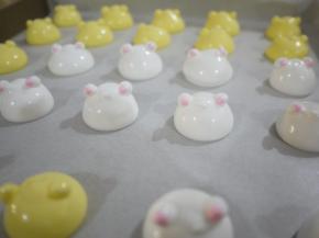 小白熊的耳朵里挤少许粉色蛋白霜。