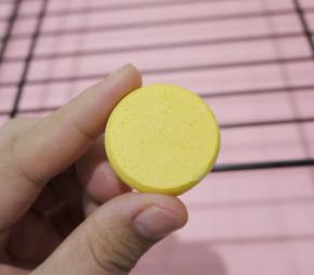 烤好的马琳糖很容易就能拿下来，表面一点都不粘。