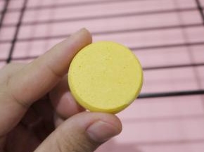 烤好的马琳糖很容易就能拿下来，表面一点都不粘。