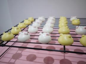 取出放在晾网上冷却。