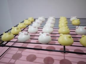 取出放在晾网上冷却。