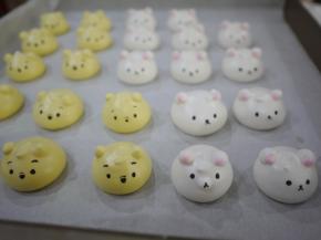 用食用色素笔画上眼睛和鼻子，动作要非常轻哦。