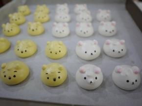 用食用色素笔画上眼睛和鼻子，动作要非常轻哦。