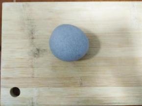 搅拌好取出，揉成面团