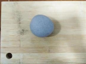 搅拌好取出，揉成面团