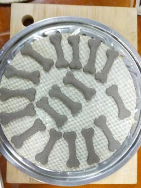 放入温水锅中，发酵30min左右，面包按下去慢慢回弹，上锅蒸12min，关火焖2min