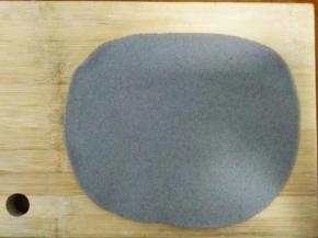 把面团用擀面杖擀成5mm左右的面片