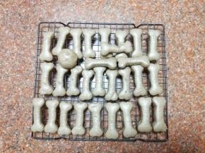 取出放在冷却架上