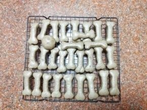 取出放在冷却架上