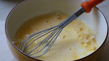 鸡蛋＋鲜牛奶打散