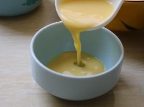 舀入蒸碗