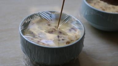 敷上保鲜膜 牙签插几下