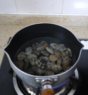 锅中倒水烧开，把清洗干净的花甲倒入，煮到开口捞出。