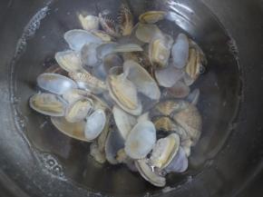 用冷水把煮好的花甲清洗干净，沥干水分备用。