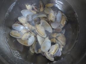 用冷水把煮好的花甲清洗干净，沥干水分备用。
